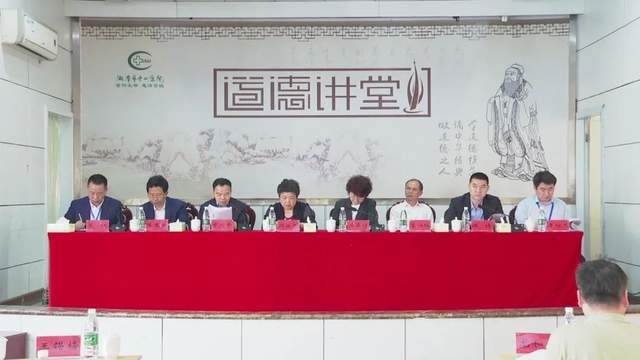 今天，为TA们喝彩！明天，惟奋斗者进！