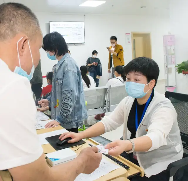 我为群众办实事｜党员先锋助力疫苗接种，暖心服务有温度