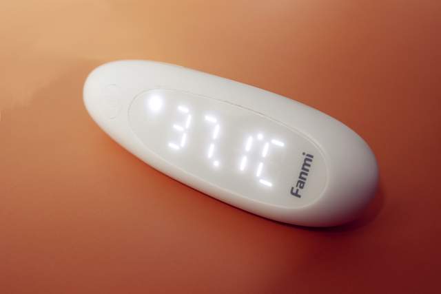 新升级更便捷——凡米发光耳温计使用