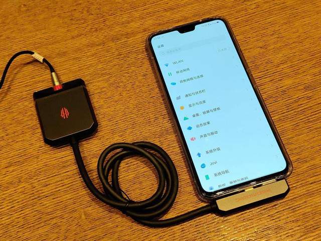 手机一个接口不够用，红魔手机拓展坞来帮你