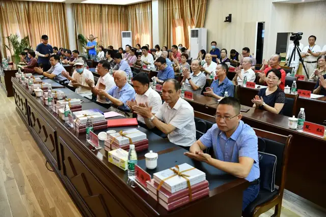 湘潭市中心医院举行《湘潭市中心医院志（2010—2019）》、《何志襄传》首发暨何志襄纪念铜像揭幕仪式