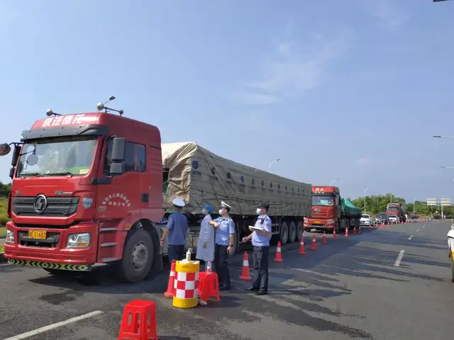 党旗在抗疫一线高高飘扬｜易俗河派出所：守好一扇门，温暖一座城