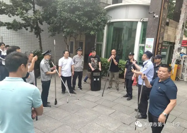 湘潭市十一中举行防恐处突培训演练