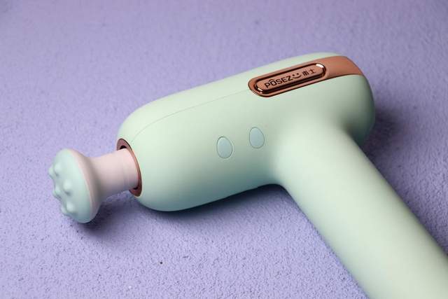 健身女孩都离不开的马卡龙绿甫士迷你筋膜枪