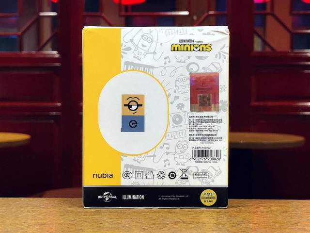 氘锋65W三口GaN充电器（小黄人版）超萌颜值，iPhone 13充电首选