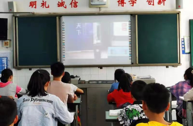 德阳市旌阳区南洋小学校开展全民营养周和学生营养日主题宣传活动