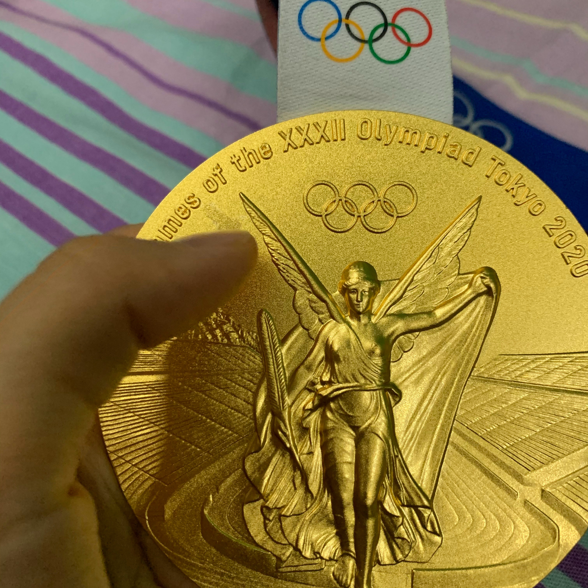 奥运会得到的最高奖章,现在都开始掉皮了,这还只是金牌,那银牌和铜牌
