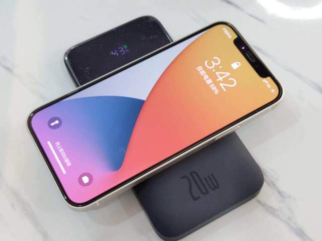 倍思磁吸无线快充移动电源：自带MagSafe，一个同时充仨