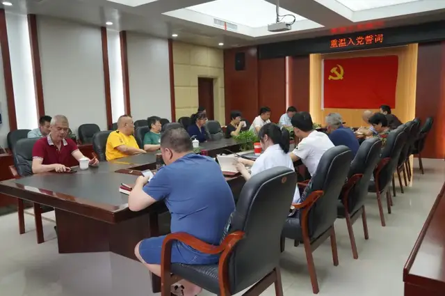 迎“七一”湘潭市救助站全体党员 重温入党誓词