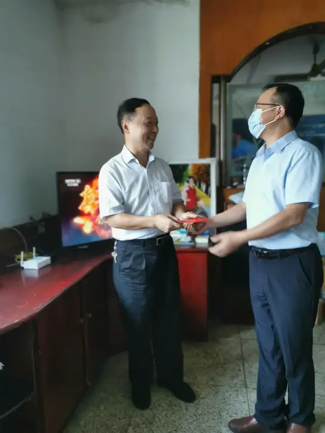 炎炎夏日忙走访，悠悠关怀暖人心