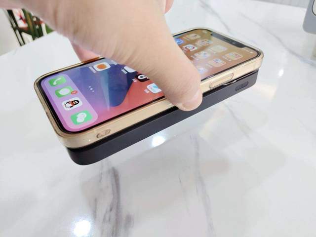 倍思磁吸无线快充移动电源：自带MagSafe，一个同时充仨