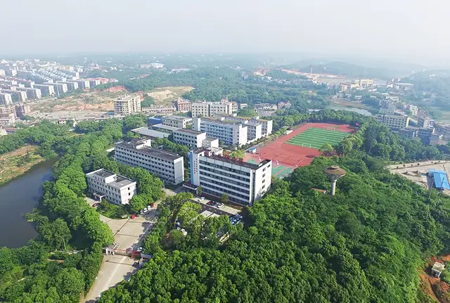 湘潭天易经开区管委会与湘潭技师学院签订战略合作框架协议
