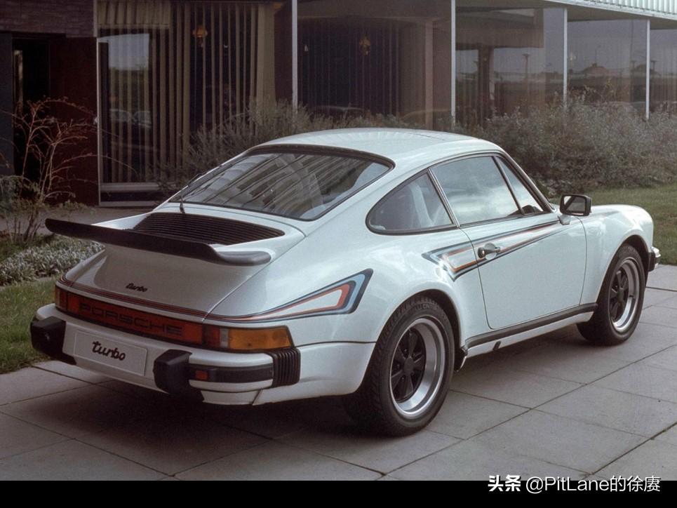 自从1974年起保时捷911turbo始终坚持着它经典的后置后驱布局水平对置