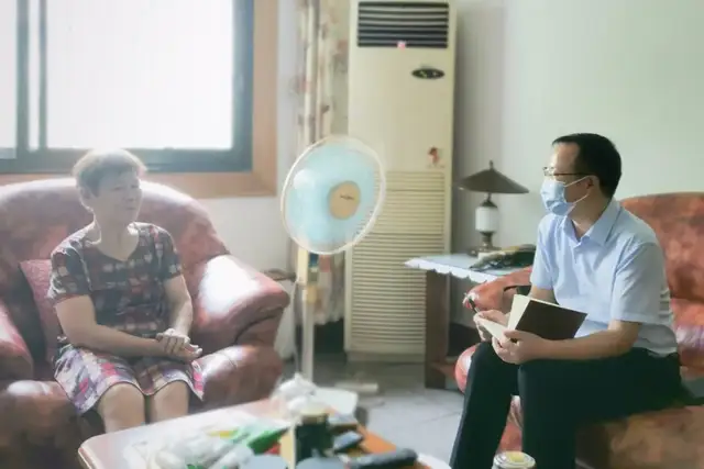 炎炎夏日忙走访，悠悠关怀暖人心