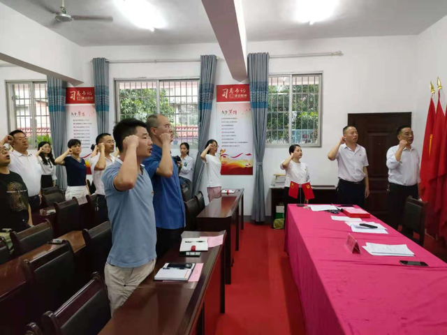 湘潭凤凰中学“两优一先”表彰大会暨党建指导员陈小年同志送党课活动