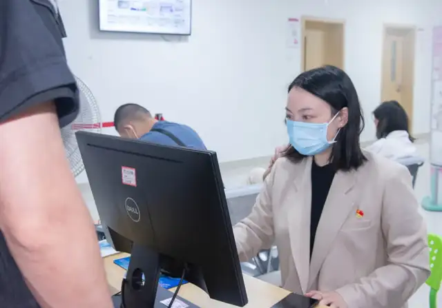 我为群众办实事｜党员先锋助力疫苗接种，暖心服务有温度