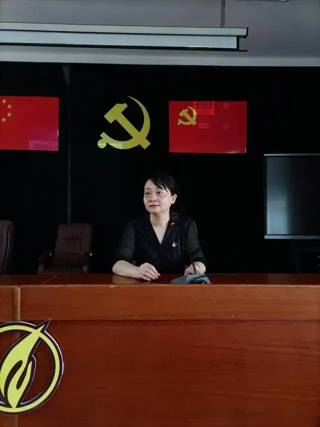 湘潭市二中：“学史崇德 传承红色基因”主题教育读书活动红色读物发放仪式