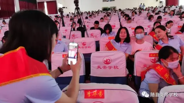 随县炎帝学校举行教师节庆祝活动炎帝学校,教师节礼赞