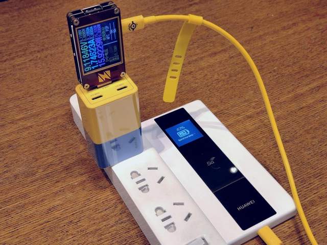 氘锋65W三口GaN充电器（小黄人版）超萌颜值，iPhone 13充电首选