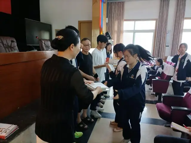 湘潭市二中：“学史崇德 传承红色基因”主题教育读书活动红色读物发放仪式