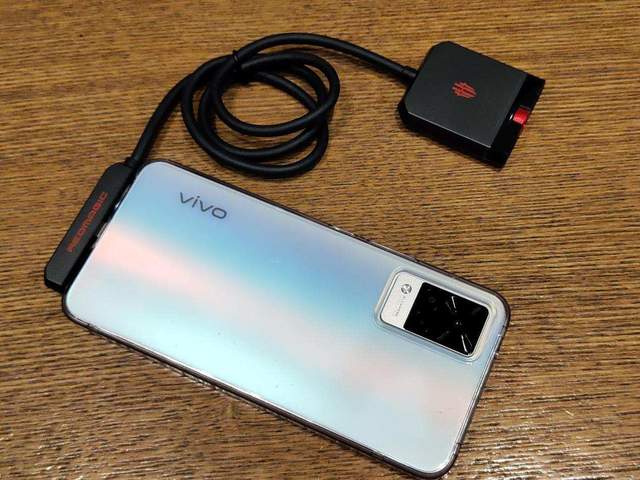 手机一个接口不够用，红魔手机拓展坞来帮你