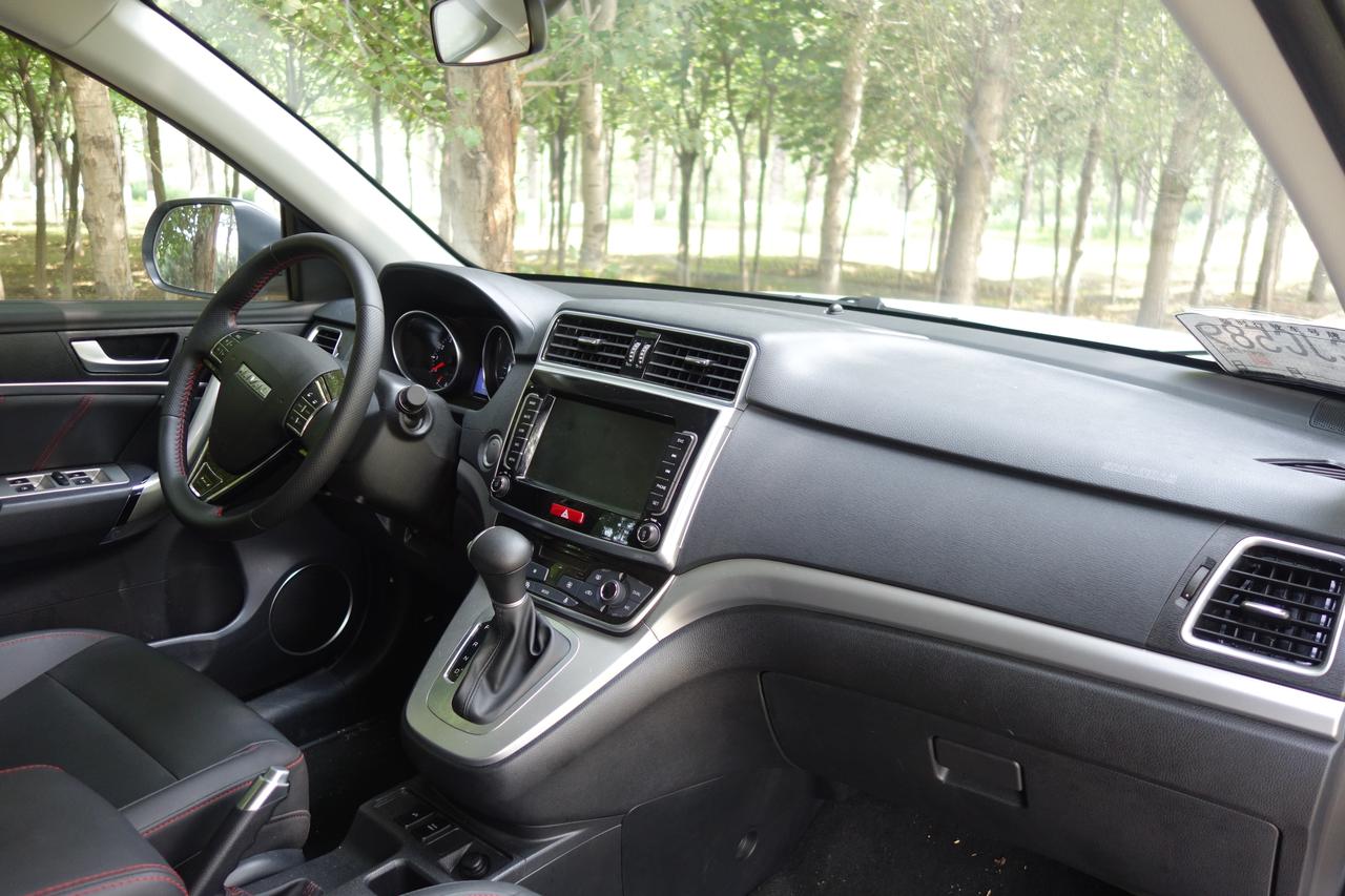 哈弗m6,一辆手动挡只需要6万多,自动低配7万,自动顶配8万