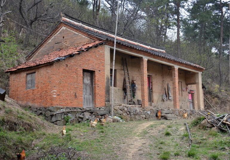 小伙子买了车,没给老家盖房子,他错了吗?小伙子在厂里上班包吃