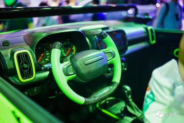 内饰,方向盘采用半开放式的设计,坐着运动座椅的火星玩偶,趣味性十足.