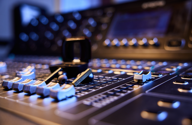 随着雷军的“超大杯”问世，FIIL耳机也迎来了它的“超大杯”