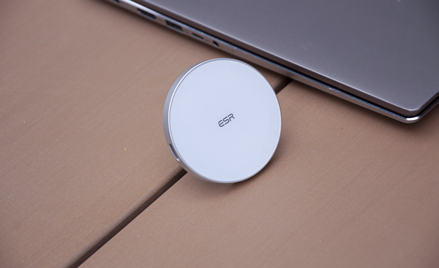 想提升iPhone12充电速度且不伤手机？亿色MagSafe磁吸15W无线充入手不亏！