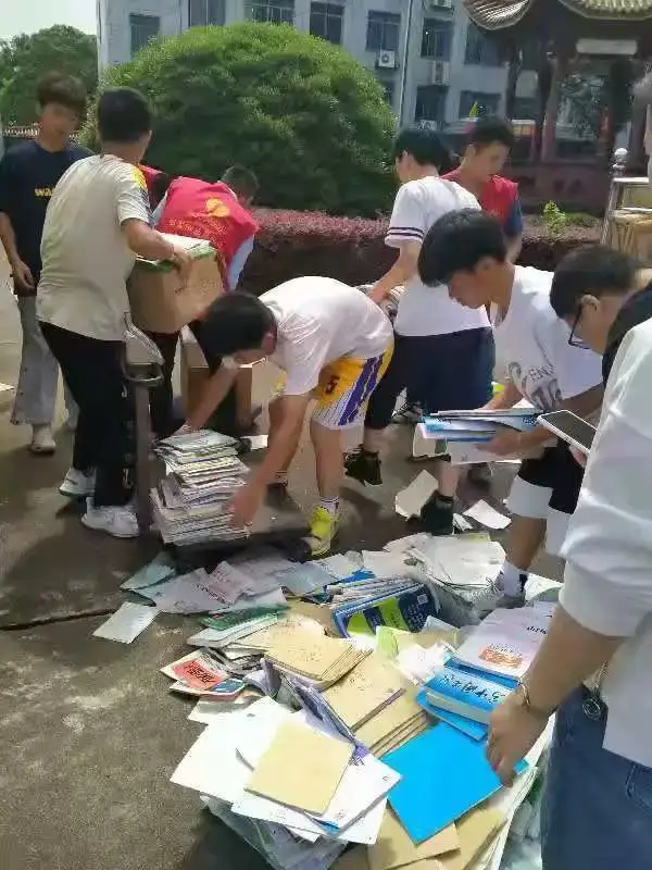 湘潭县二中组织开展“一张纸献爱心”行动