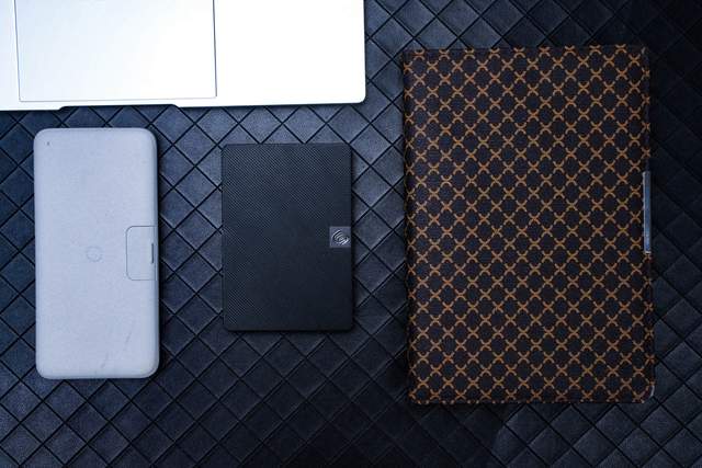 前几天数据丢失，我怕了。赶紧入手了希捷新睿翼移动硬盘