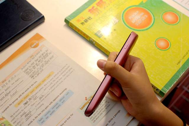 讯飞翻译笔S10体验：学英语怕生词？横扫一下解决一切烦恼