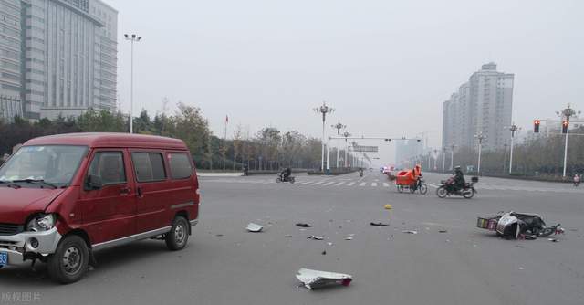 女子上班途中绕道去看母亲发生事故，被汽车撞伤，这算工伤吗？-群益观察 -北京群益律师事务所