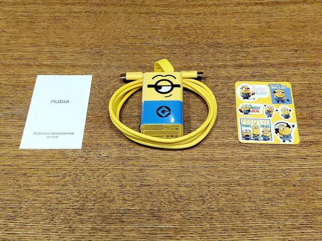 氘锋65W三口GaN充电器（小黄人版）超萌颜值，iPhone 13充电首选