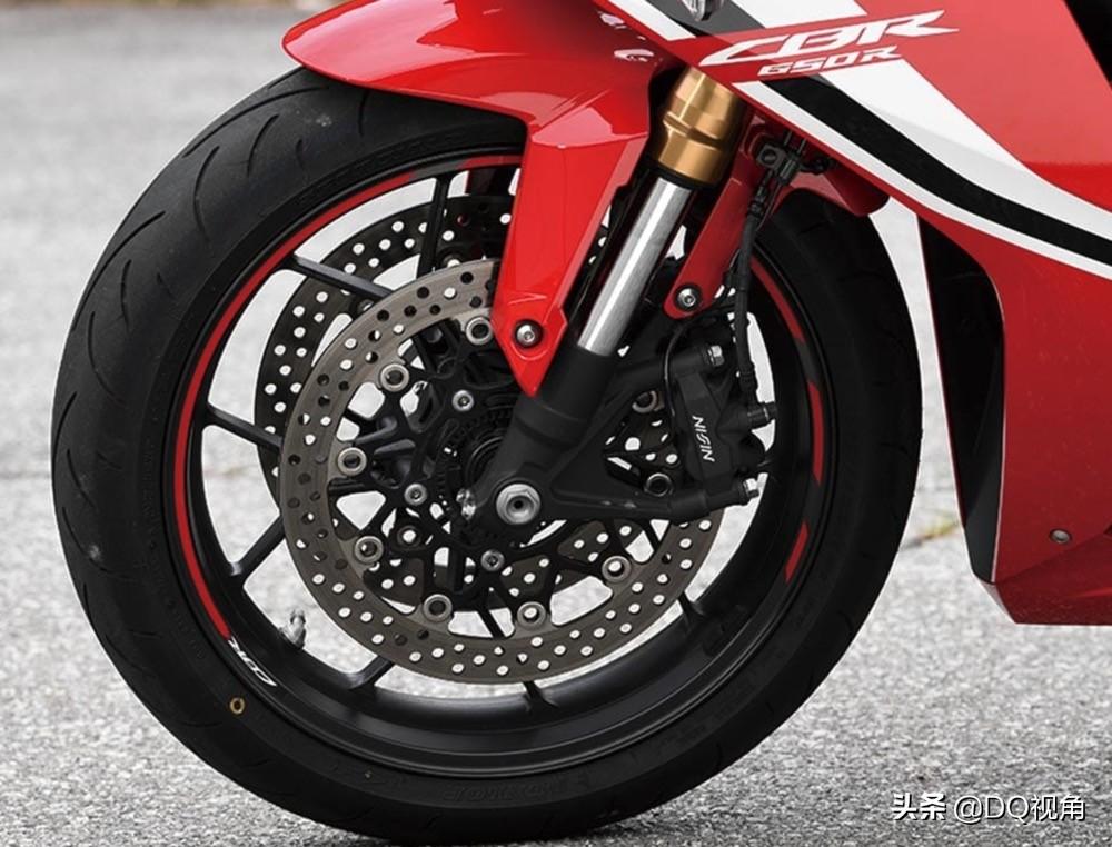 f改成了r,虽然只是一个字母改动,但外观设计上除了后摇臂设计保留之外