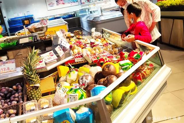 山东茌平一市民超市购买菠萝蜜，不小心揭开保质过期包装食品猫腻-聊城头条