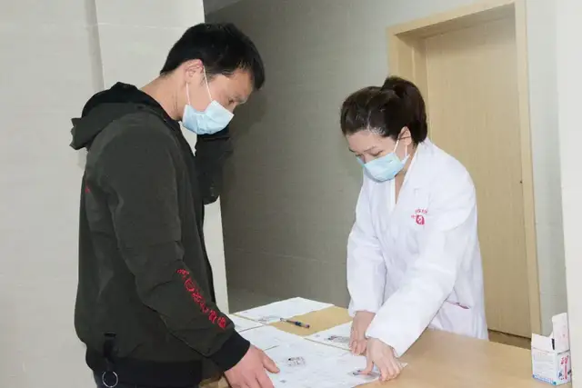 我为群众办实事｜党员先锋助力疫苗接种，暖心服务有温度