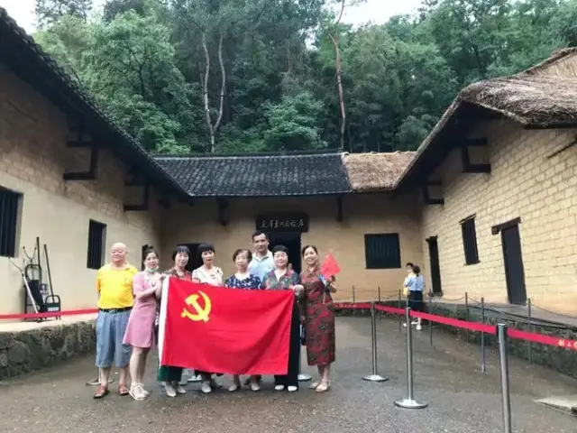 湘潭市二中开展“学史崇德—退休不褪色，永葆红色心”主题党日活动