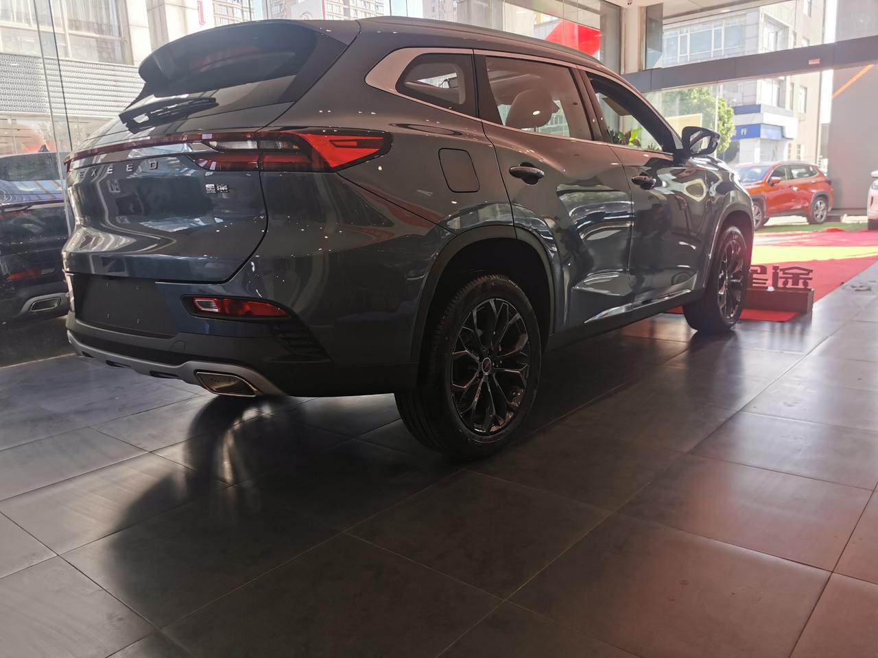 星途tx,钛金灰,稳重大气的外形,流畅的腰线,搭配这低调奢华