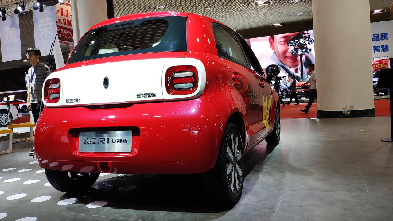 长城欧拉r1女神版,这个长睫毛你们有没有被撩到_欧拉黑猫车友圈