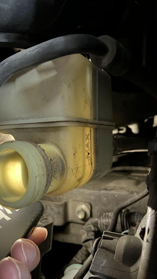 转向助力油,打着闪光灯照了一下,是这个颜色了 要更换了么_懂车帝