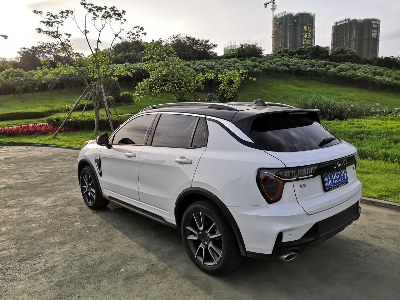 白车黑顶—型_领克01车友圈_领奖小哥哥_懂车帝