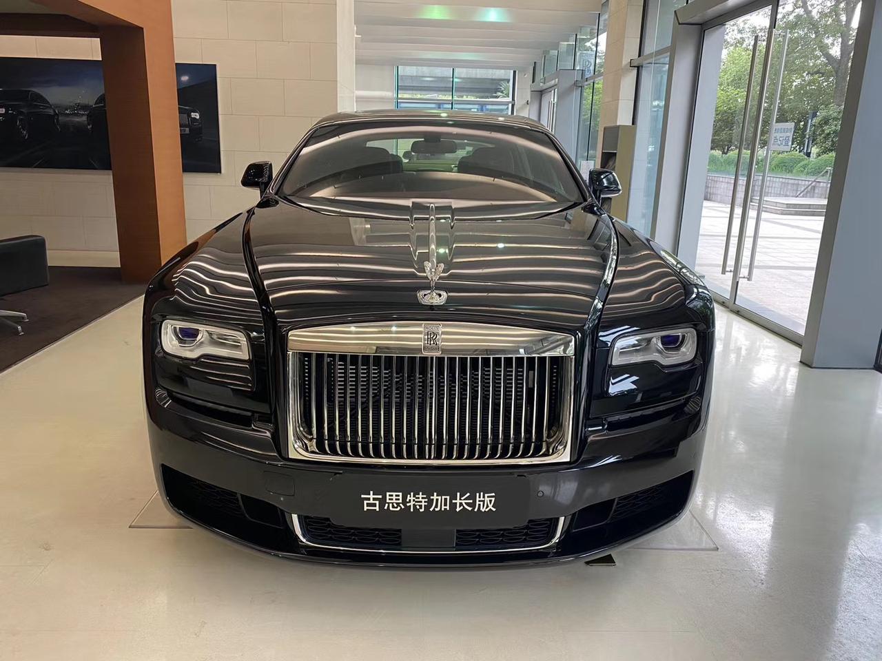 劳斯莱斯古思特加长版黑红配色