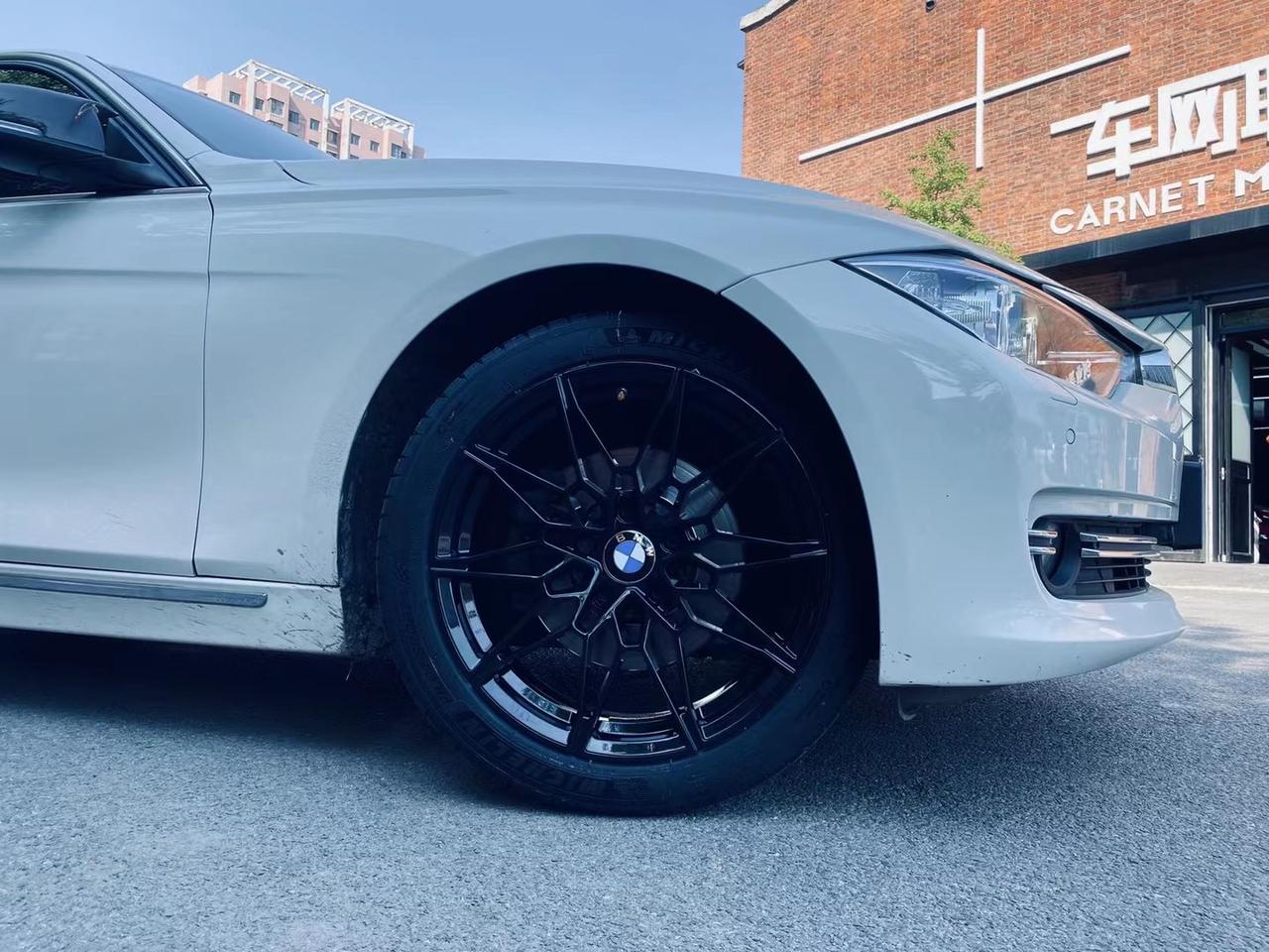 宝马320li上车宏鑫锻造轮毂m款亮黑色