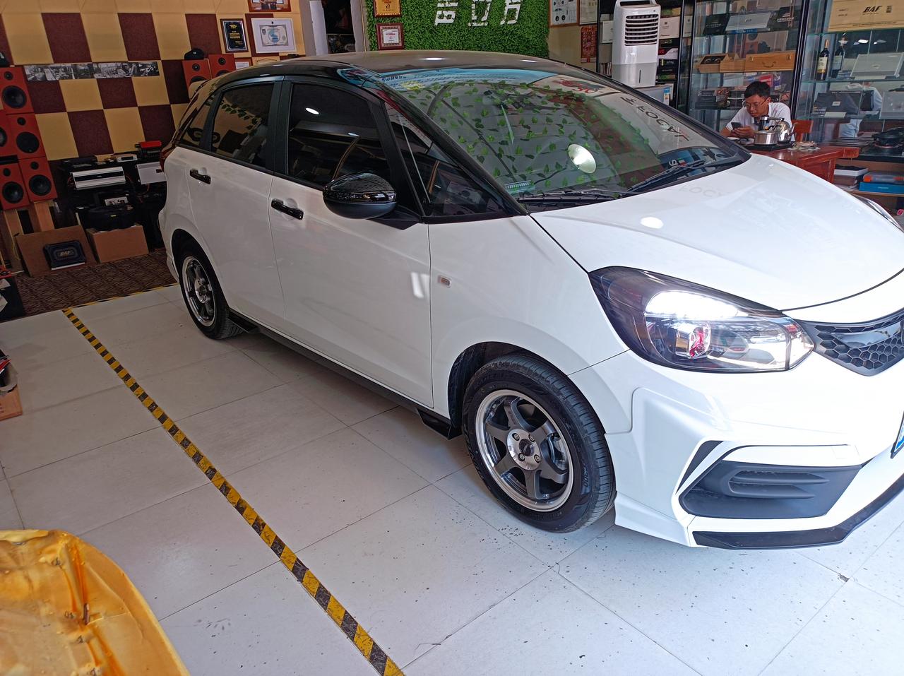 飞度818飞度改黑顶膜双色车身