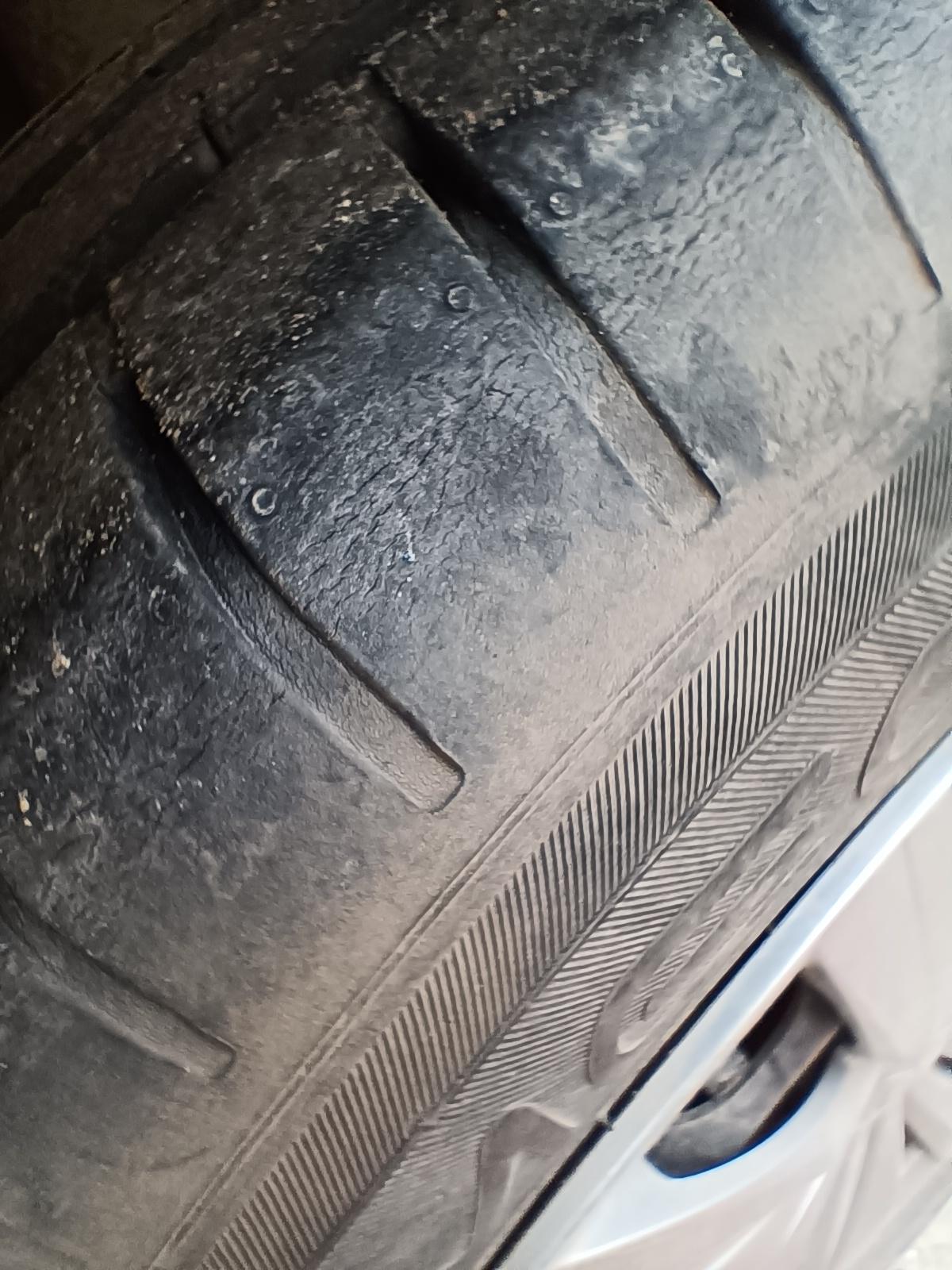 两年两万五千公里,四个车胎边都有这种小细纹怎么回事,正常吗