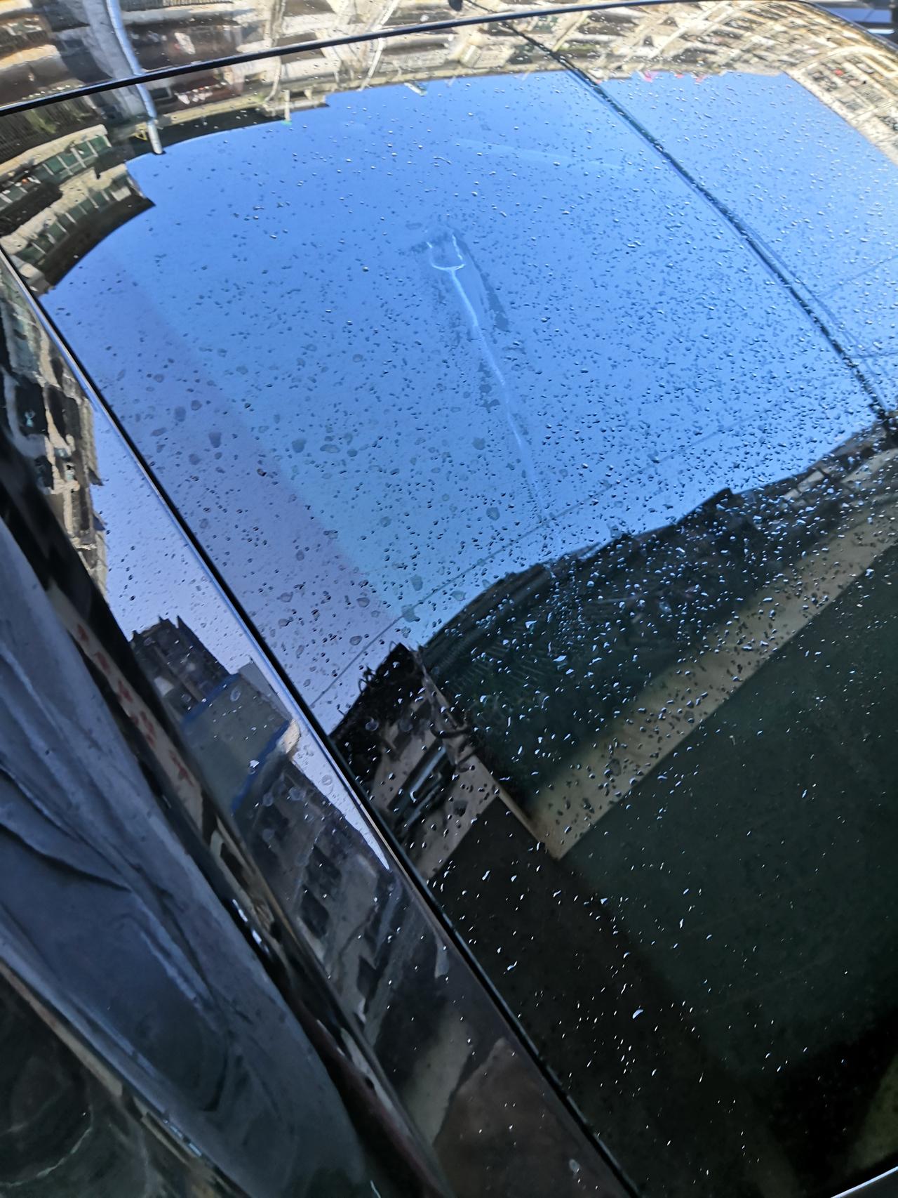 请问后挡风玻璃这个痕迹是怎么造成的