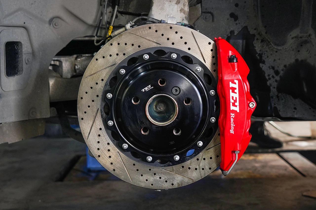 改装车型:宝马5系改装产品:前:p40ns红色大四活塞卡钳