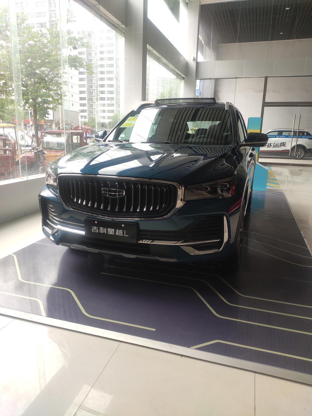 吉利4.0架构的星河涌动式前脸,贯穿是后尾灯,超大四连屏,仪